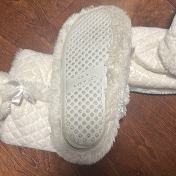 Super cozy slippers like new size 8 - Picture 2 of 4